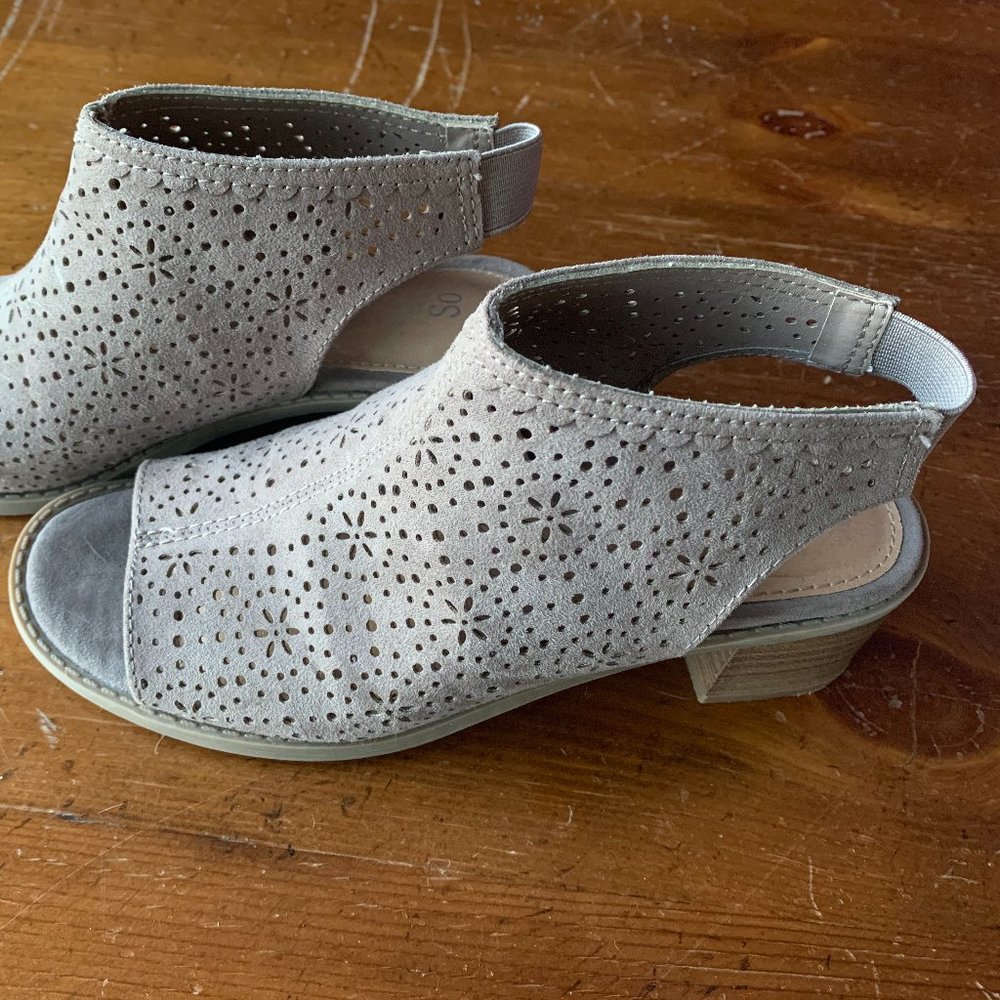 Girls Sand-dollar beige sandals size 3 (medium)